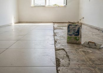 Reforma rápida: instalação de piso sobre piso em salas de 30 m² em Niterói
