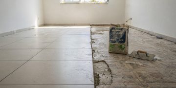 Reforma rápida: instalação de piso sobre piso em salas de 30 m² em Niterói