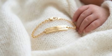 Presentear recém-nascidos com joias de ouro é tradição que une herança, segurança e valor financeiro duradouro