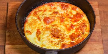 Omelete de presunto e queijo: opção prática e versátil para refeições rápidas