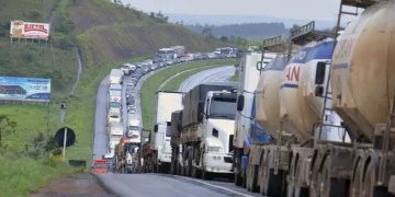 Risco de greve dos caminhoneiros aumenta com alta do diesel e fiscalização reforçada