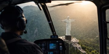 Passeios de helicóptero no Rio oferecem vistas exclusivas de pontos turísticos como Cristo Redentor e Copacabana