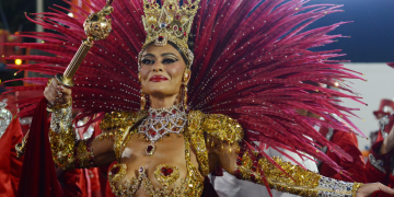 Rainhas de bateria do Carnaval 2026 destacam fantasias tecnológicas e investimentos milionários