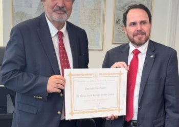 Alerj homenageia deputado português Manuel Beninger com Medalha Tiradentes