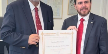 Alerj homenageia deputado português Manuel Beninger com Medalha Tiradentes