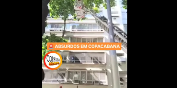 Porta caí de prédio em Copacabana e é removida por bombeiros