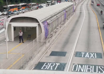 Passageiro depreda ônibus na Avenida Brasil após recusa de parada em ponto autorizado