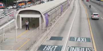 Passageiro depreda ônibus na Avenida Brasil após recusa de parada em ponto autorizado