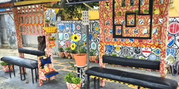 Ponto de ônibus na Zona Norte do Rio é transformado por artista local em espaço criativo e artesanal