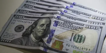 Dólar recua para R$ 5,20 e Ibovespa se aproxima de 180 mil pontos com melhora externa