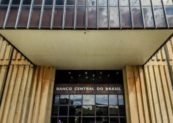 Copom decide manutenção da Selic em 15% em meio a tensões globais e alta do petróleo