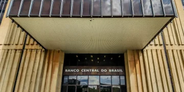 Copom decide manutenção da Selic em 15% em meio a tensões globais e alta do petróleo