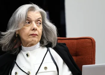 Ministra Cármen Lúcia relata ameaça de bomba durante palestra sobre violência de gênero