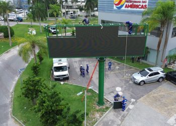 Seop remove painel de LED irregular de 21m² na Barra da Tijuca