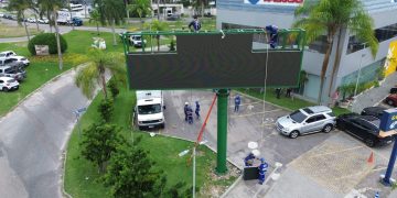 Seop remove painel de LED irregular de 21m² na Barra da Tijuca