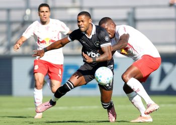 Botafogo vence Red Bull Bragantino e sai da zona do rebaixamento no Brasileiro 2026