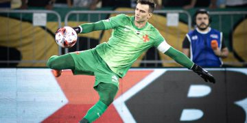 Leilão de camisa de Léo Jardim do Vasco ajuda vítimas de chuvas na Zona da Mata Mineira