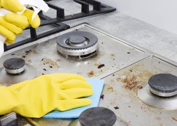 Técnicas e produtos acessíveis facilitam limpeza eficiente e preventiva do fogão