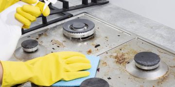 Técnicas e produtos acessíveis facilitam limpeza eficiente e preventiva do fogão