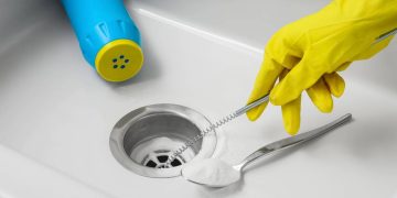 Mau cheiro no ralo em casa é causado por acúmulo de sujeira e evaporação do sifão