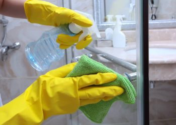 Vinagre branco assume papel importante na limpeza prática e econômica do box do banheiro