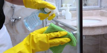 Vinagre branco assume papel importante na limpeza prática e econômica do box do banheiro