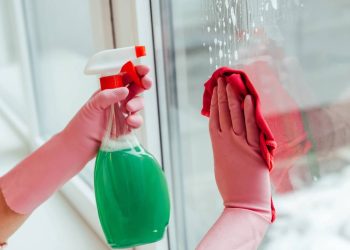 Vinagre é uma opção caseira eficiente para limpar vidros e reduzir manchas, marcas de água e embaçado