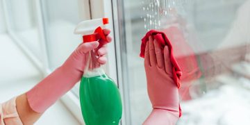 Vinagre é uma opção caseira eficiente para limpar vidros e reduzir manchas, marcas de água e embaçado