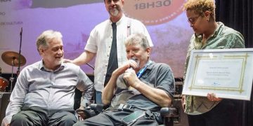 Marcelo Rubens Paiva recebe Medalha Tiradentes em Niterói por sua contribuição à cultura e à resistência democrática