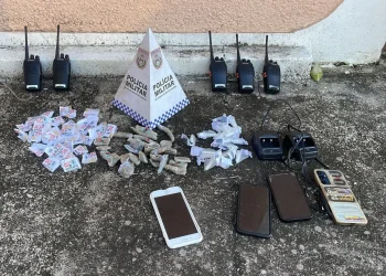 Quatro pessoas são detidas por tráfico de drogas em operação na rua Mirene Bittencourt, Maricá