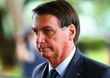 Bolsonaro recebe alta hospitalar e inicia prisão domiciliar regulamentada pelo STF