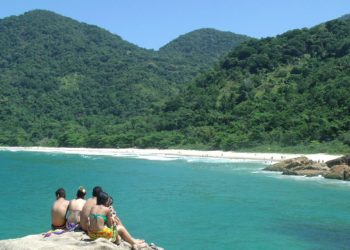 Praia do Meio, em Trindade, destaca-se por formações rochosas, piscinas naturais e beleza natural