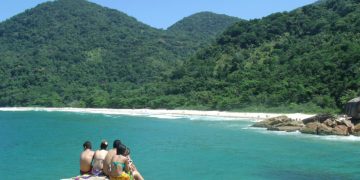 Praia do Meio, em Trindade, destaca-se por formações rochosas, piscinas naturais e beleza natural