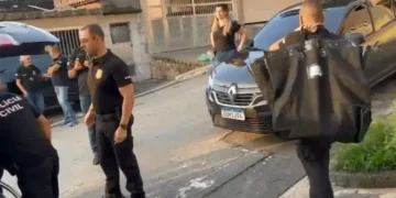 Operação conjunta investiga grupo suspeito de explorar falha no Pix e movimentar cerca de R$ 150 milhões em transações.