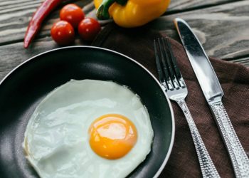 Ovo frito sem óleo: técnica mais saudável reduz calorias e gorduras saturadas