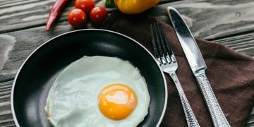 Ovo frito sem óleo: técnica mais saudável reduz calorias e gorduras saturadas