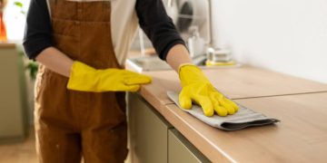 Cuidados simples evitam danos em móveis de madeira e preservam seu acabamento natural