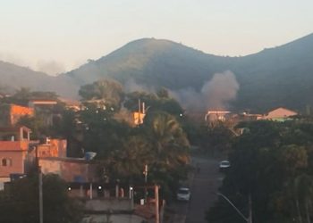 Polícia realiza operação no Complexo do Salgueiro para remover barricadas e prender traficantes