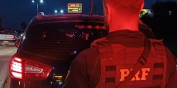 PRF apreende carro clonado com placa de furto na Rodovia Niterói-Manilha