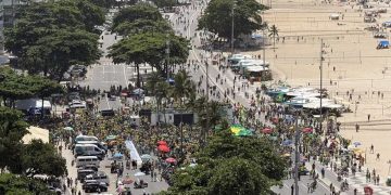 Protesto contra STF e Governo Federal ocorre em Copacabana e afeta trânsito