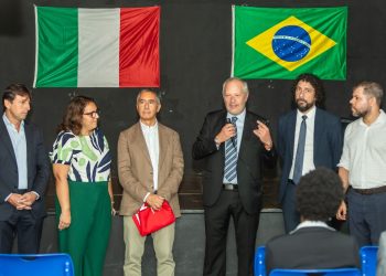 Visita do cônsul da Itália reforça parceria internacional na escola estadual de Niterói