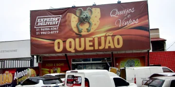 Homem morre após descarga elétrica durante manutenção em outdoor em Maricá