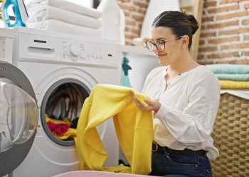 Truque caseiro para deixar roupas cheirosas sem amaciante caro