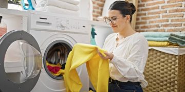 Truque caseiro para deixar roupas cheirosas sem amaciante caro