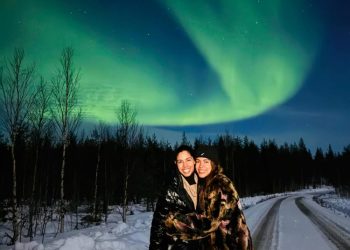 Anitta e Bela Gil registram aurora boreal durante viagem de descanso na Finlândia