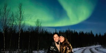 Anitta e Bela Gil registram aurora boreal durante viagem de descanso na Finlândia
