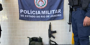 Polícia Militar apreende fuzil, munições e prende homem na comunidade Santo Cristo, Niterói