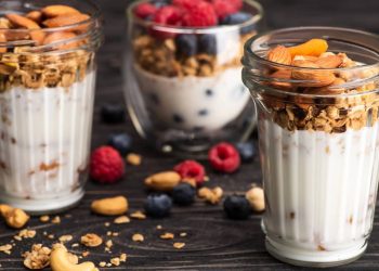 Sobremesa leve e prática com iogurte e frutas para diferentes perfis alimentares