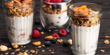 Sobremesa leve e prática com iogurte e frutas para diferentes perfis alimentares