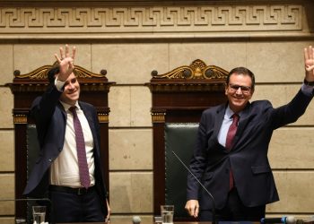 Eduardo Paes deixa prefeitura do Rio após oito anos; vice Eduardo Cavaliere assume o cargo